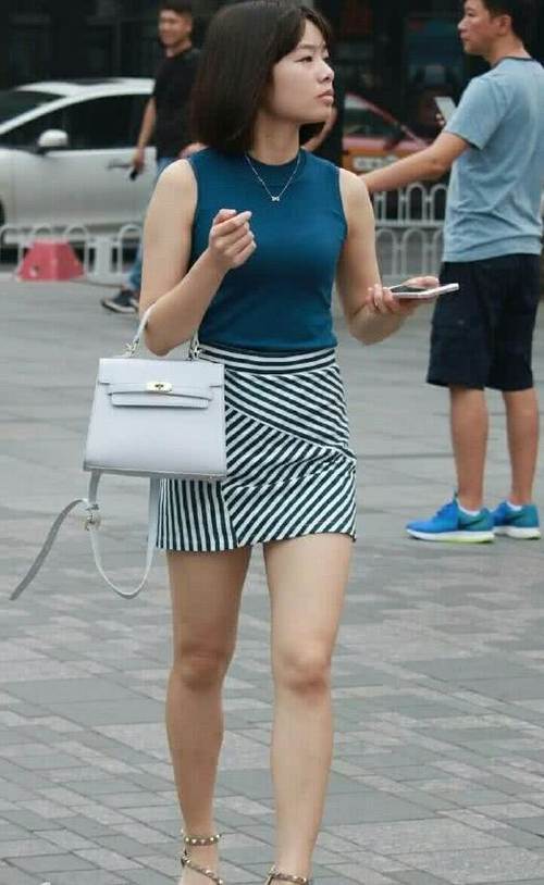 职场御姐条纹清新连衣裙显凹凸线条，婀娜多姿身材很有看头