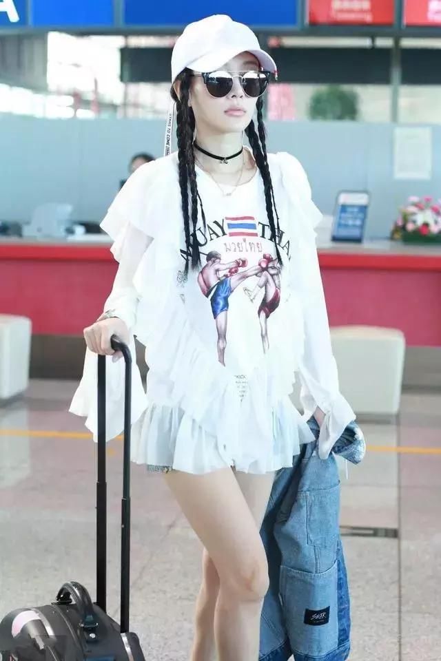 李小璐身穿蓝色短裙亮相，没想到坐下瞬间就后悔，原来是骑在马上