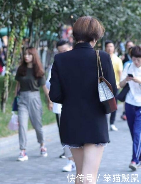  [长发]街拍：长发飘飘的小姐姐，一件白色一字肩配橙色短裙，唯美好身材
