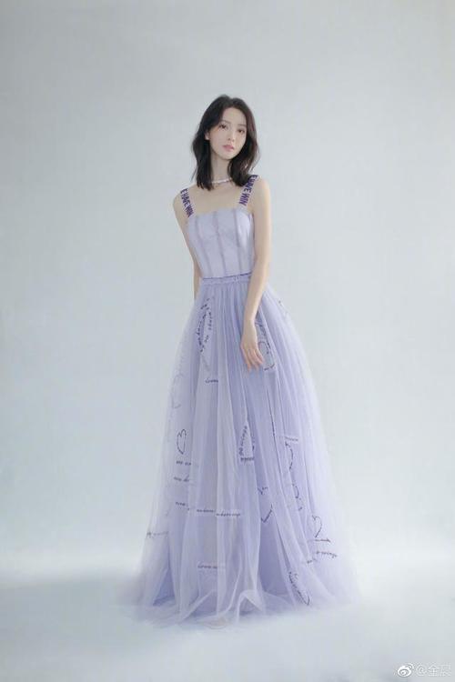 金晨真的是会秀，不愧是曾经俘获霸屏战神邓伦的女人