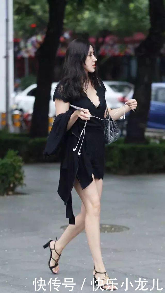 美女:街拍:美女白色套装搭配银白色的高跟鞋,简简单单就穿出了气质感