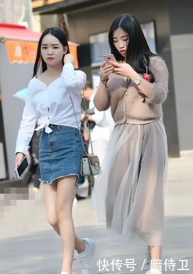 「身穿」街拍:身穿斜肩装的小姐妹,貌美如花,靓丽动人