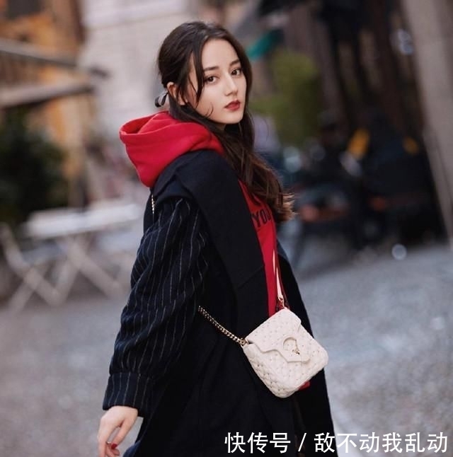  『穿搭』黑色大衣经典优雅，只要选对内搭配色，让你美美地度过春天