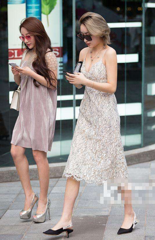 街拍: 穿裙子上街的美女们, 苗条身材有曲线, 真是“美艳”动人!