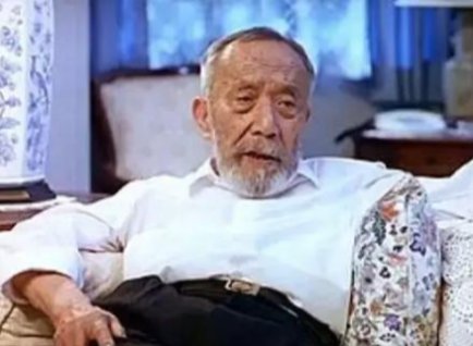 【李嘉诚】曾比李嘉诚还有钱,68岁捐出全副身家开始演戏,80、90后都看过他的电影