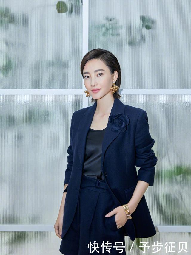  王丽坤：王丽坤终于换造型了，真丝配西装帅气又高贵，但耳饰也太大了吧