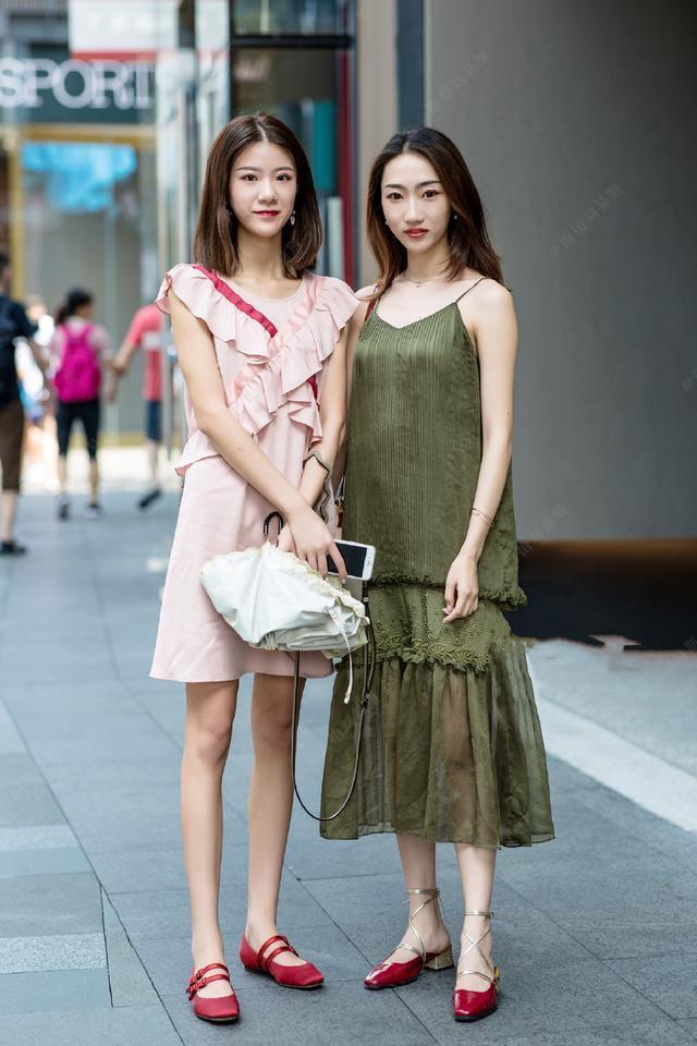 街拍：双马尾美女粉色的小背心搭配黑色的短裤，粉嫩的感觉真好！