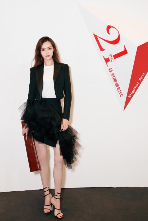 腰包都过时了!唐嫣拿着“木板包”参加活动，不愧是霸气御姐!