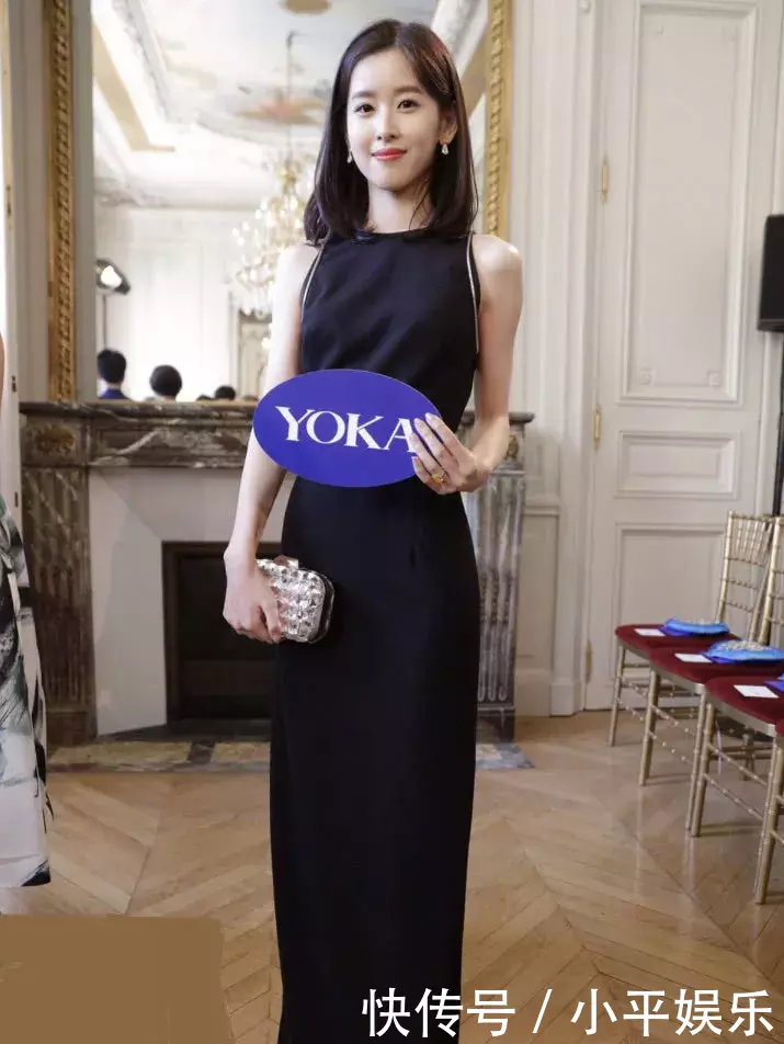 章泽天穿吊带连体衣，由甜美变性感了，奶茶妹妹你真的不心痛吗？