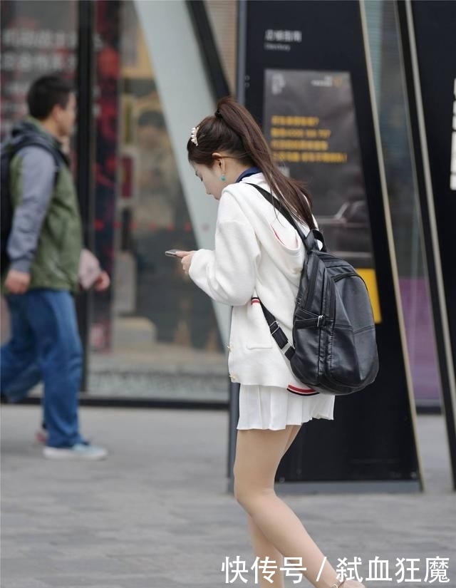『气质』街拍白色百褶裙气质美女,配10多厘米的细高跟,这么走路累吗?
