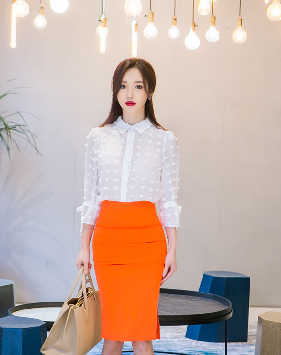 女神孙允珠，彩绘云朵玫瑰雕花透明白衬衫