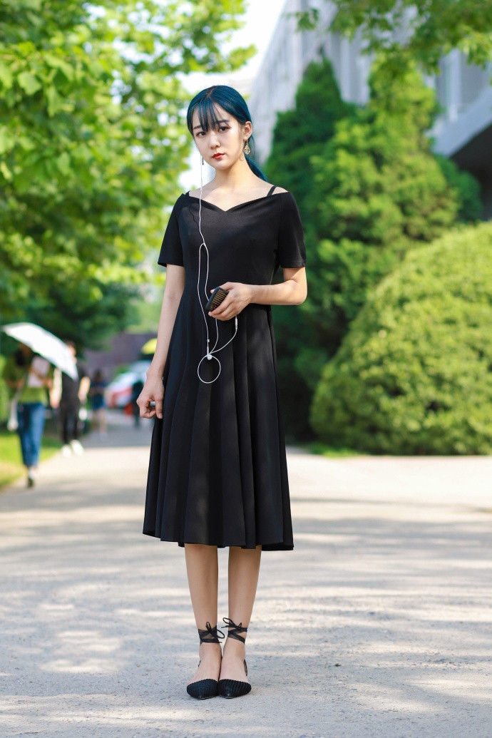 成都街拍:夏季各具特色的穿搭参考，彰显出不一样的时尚潮流!