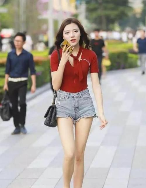  「风采」潮范儿女神来了，街拍：如花似玉的美女，一条白色的连衣裙，时尚气质风采