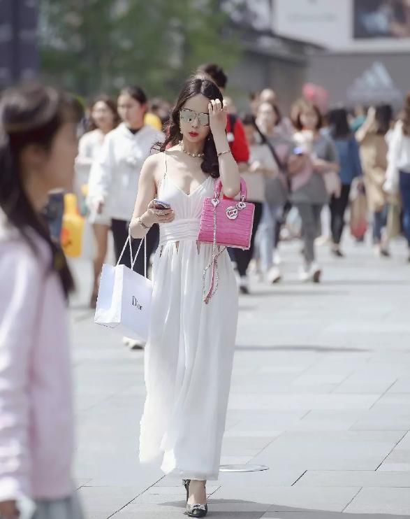  「结节」女神潮范儿美搭！时尚街拍：小结节白色露背连衣裙出街，“白”出新高度！