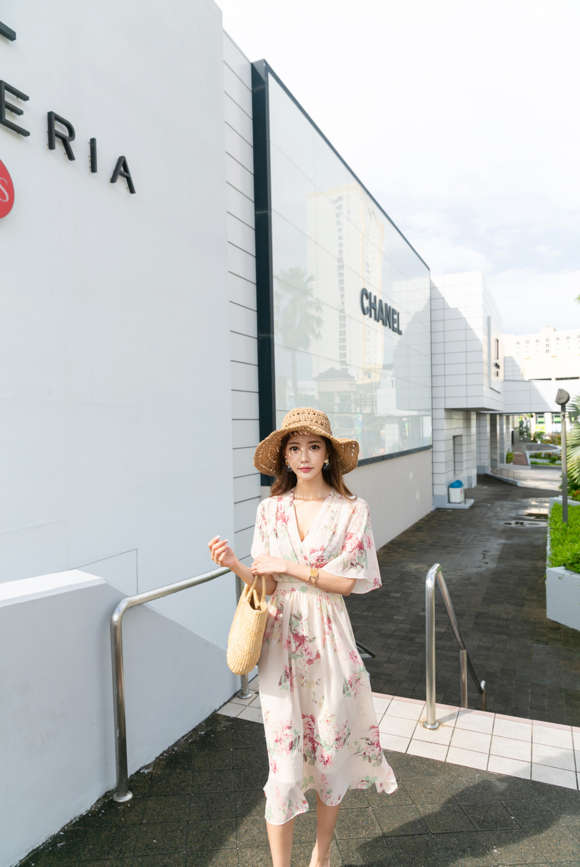 女神孙允珠，春庭花香斑斓炫彩桃枝雪纺裙