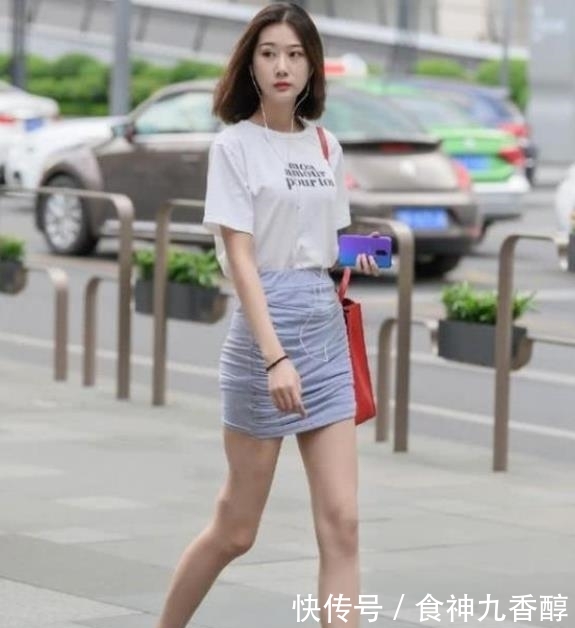  【美女】街拍美女：身材有型的牛仔裤小姐姐，尽显青春活力感！