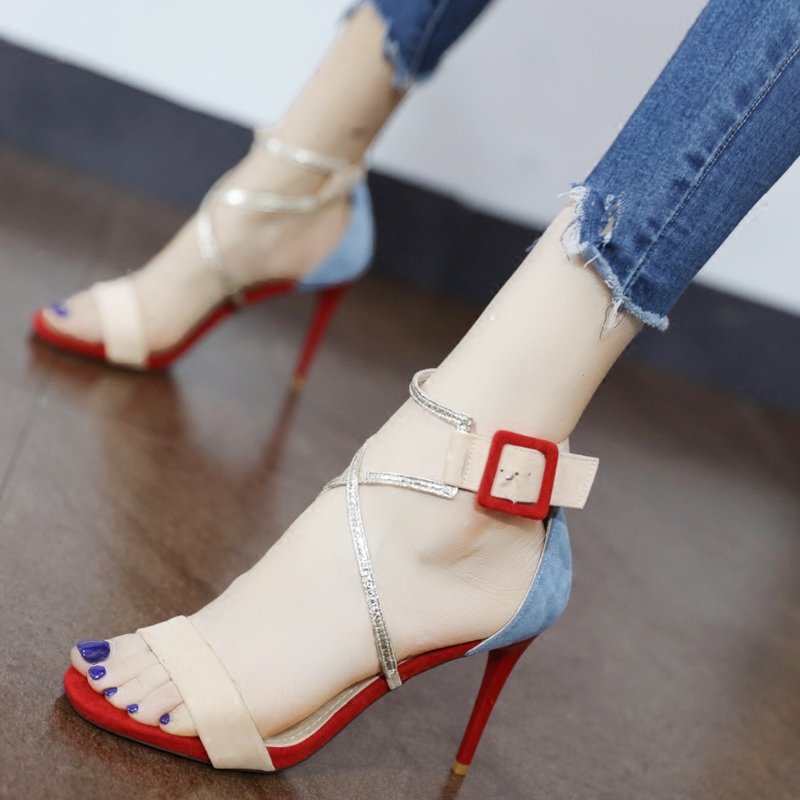 有一种凉鞋，叫“一字扣凉鞋”，女人见了都想买，穿上性感又撩人