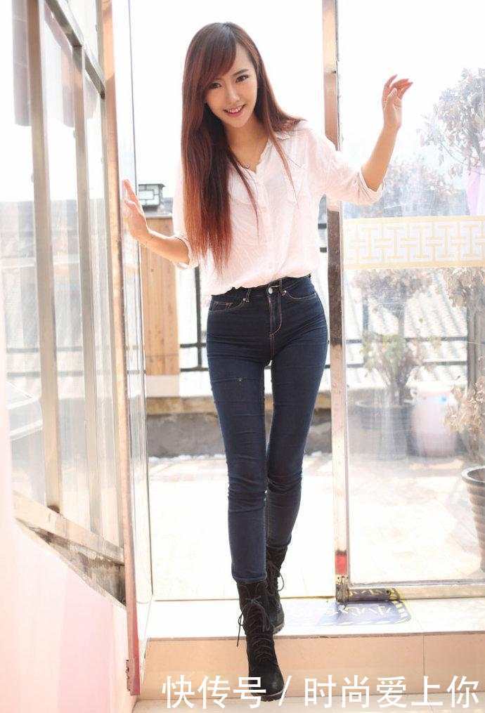 街拍：小姐姐牛仔裤演绎“大长腿”，弥漫都市女郎才有的味道