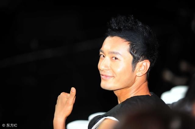 实锤证据出现了，黄晓明却发朋友圈：自己很傻很单纯