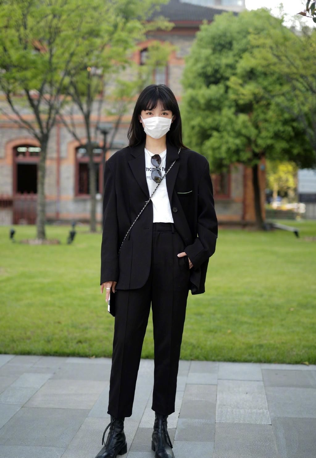『美女』美女街拍:你见过山水饮过风声 说余生山水再不相逢