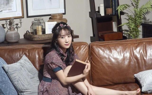 李念真是敢穿，衣服全靠右边的袖子撑住，网友:真怕你衣服掉下来