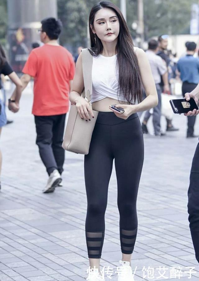  优雅|街拍打底裤小姐姐展现甜美干练的优雅，美的不动声色