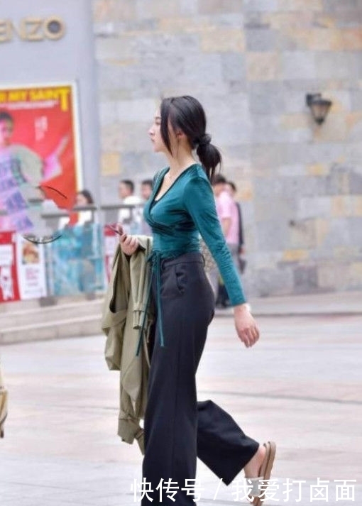凸显■街拍:穿吊带裙的长腿小姐姐,一个回眸,凸显优雅的女神范
