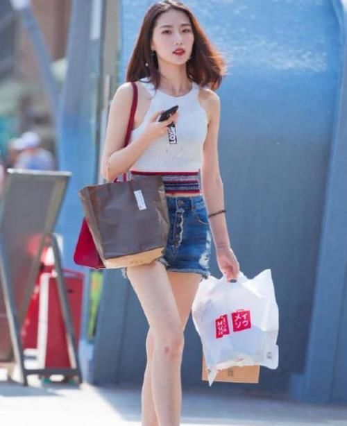 『女人味』街拍：沉鱼落雁的小姐姐，一件碎花上衣配牛仔裤，时尚魅力女人味
