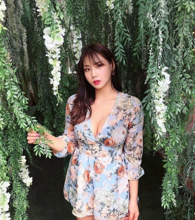 【小姐姐】美景配佳人, 时髦穿着的表姐, 真的就是美不胜收