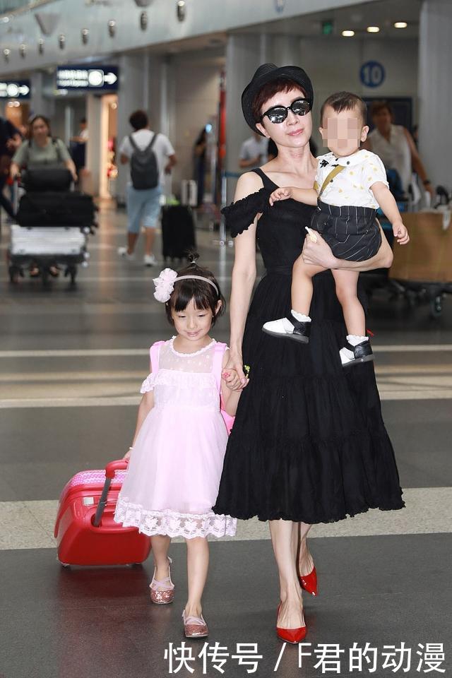 阔太金巧巧也不易！穿露肩裙出行还单手抱娃，贤妻良母的典范