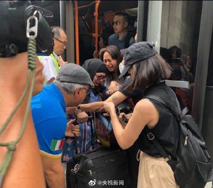  暴徒■可恨！旅客被乱港暴徒吓哭