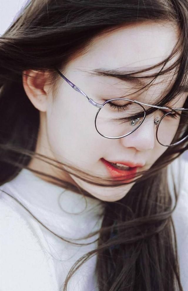  『特别』女孩2020年不必选这2种头型了，显脸大不用说，还土！特别是在是后一种