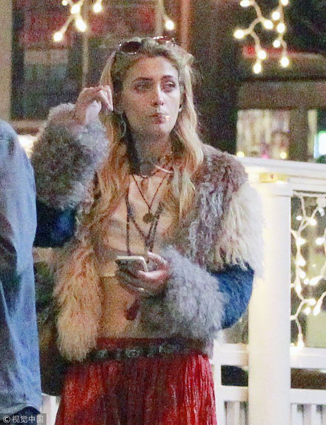 惊”父“骇俗！杰克逊女儿帕丽斯承认双性恋身份  和女友街边又搂