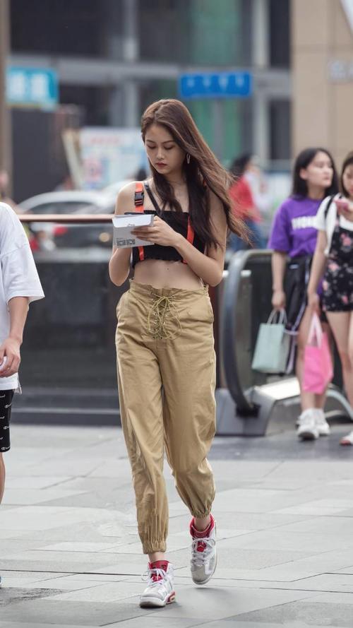 路人街拍：仙女一般的小姐姐，长发飘飘肌肤赛雪，吊带装很性感