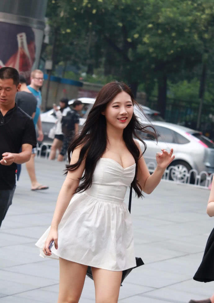 小姐姐穿抹胸裙裹出浑圆饱满的上围,身材劲爆十分吸睛