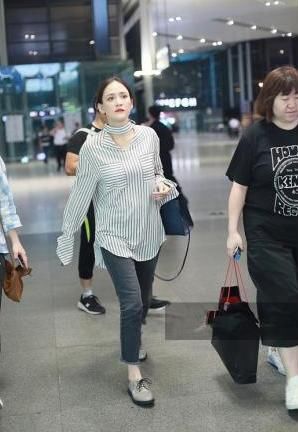 106斤陈乔恩与110斤蒋欣同穿条纹衫，才知道微胖和丰腴差距有多大