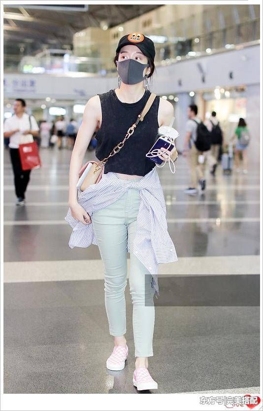 看了张雪迎的小背心,再看看林志玲,才知道少女和熟女差距有多大