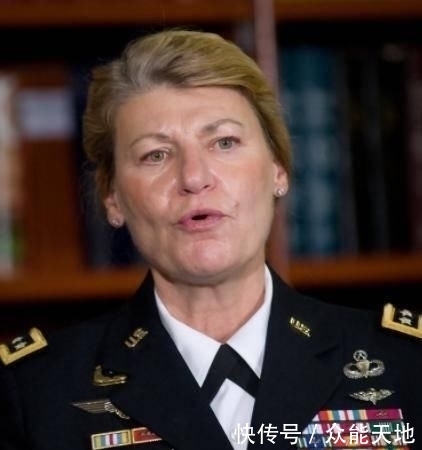  『参加』美国陆军首位女上将，参加过海湾战争，一生钟情于伞降事业
