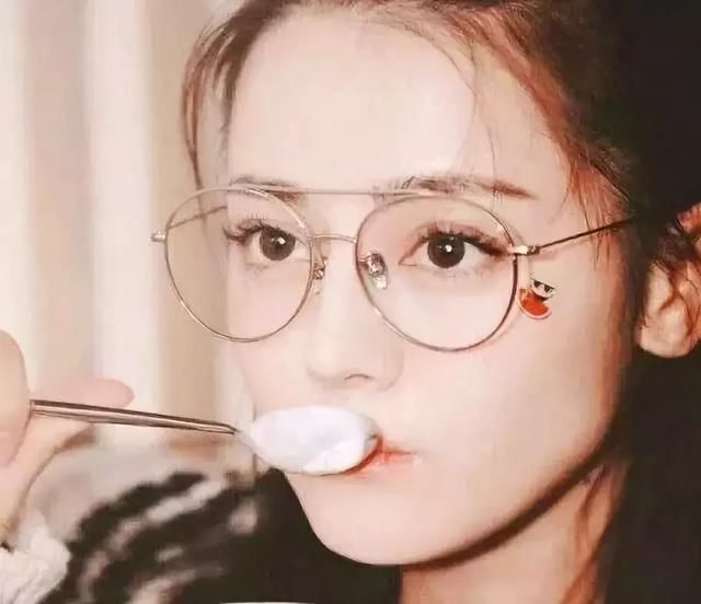 谁说戴眼镜一定丑?杨幂、倪妮的时髦眼镜妆3分钟就学会!