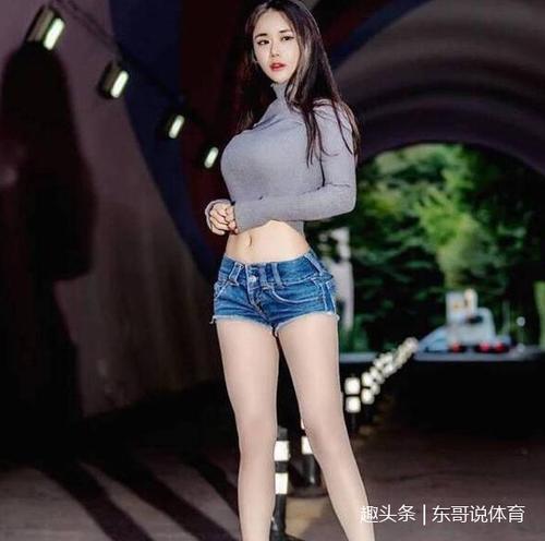 穿牛仔裤的美女，小姐姐穿出独特气质，让人看了过目不忘！