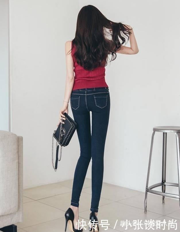 路人街拍,面如桃花小个子美女穿紧身衣,身材匀称,比例非常好!