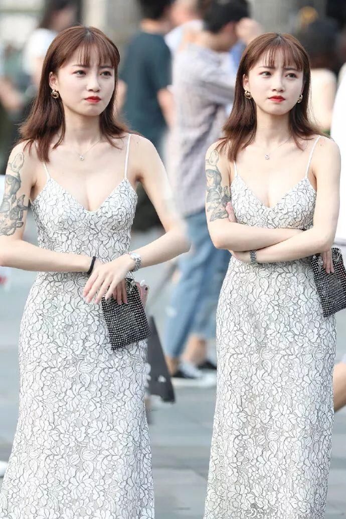 街拍:纹身的吊带小女孩，最多20岁!