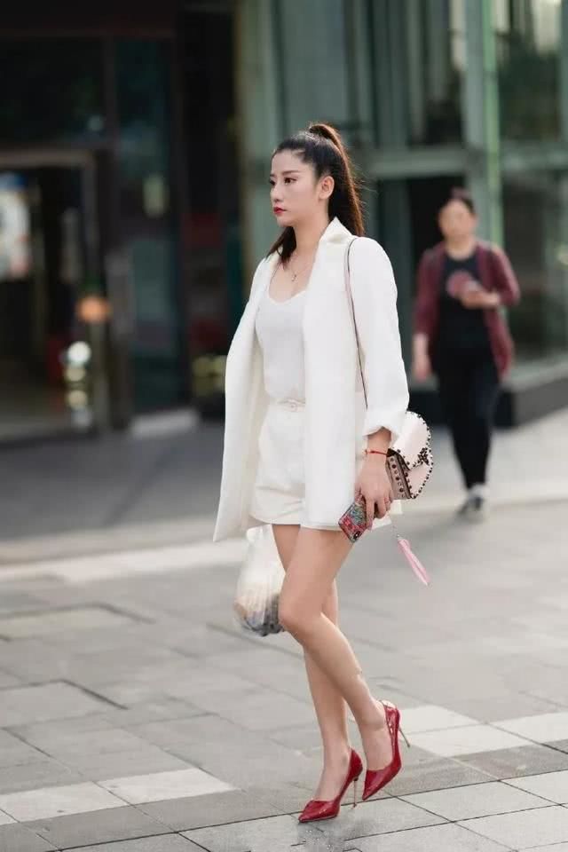  「西装裤」街拍：身材高挑的美女，小西装裤搭配高腰短裤，瘦腿的效果是超赞哦