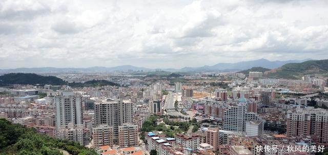 广东东莞一个镇，三面被深圳包围，地理位置优越