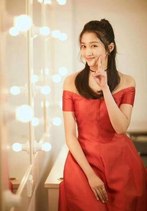 20岁关晓彤与28岁Angelababy,梳同样的发型,差距岂止一个8岁?