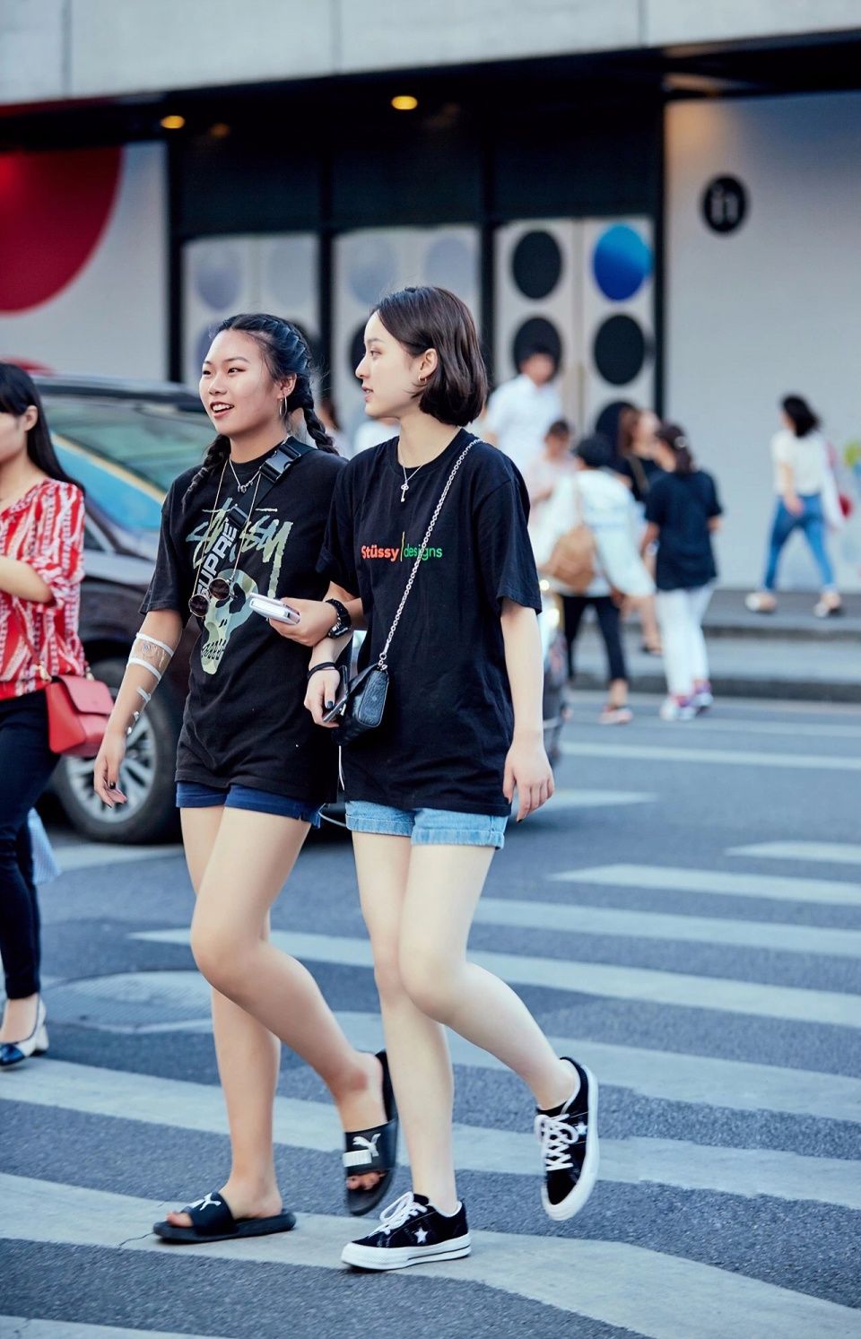 街拍丨穿短裤凉快了自己，热着了别人。