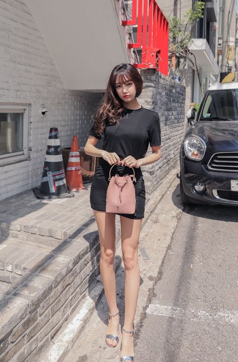 街拍黑色短裙气质美女,拥有迷人的笑容!