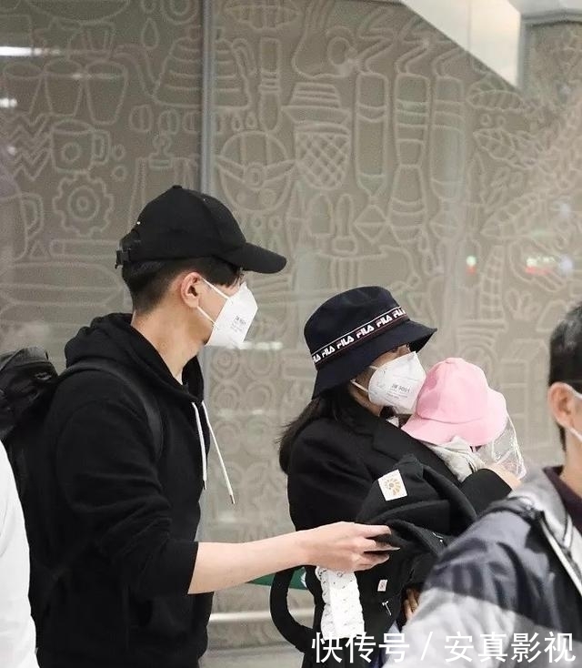 『时尚单品』高圆圆一家三口首亮相,高圆圆抱娃妈妈力max,赵又廷护妻甜到腻