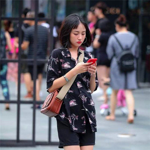 深色|街拍:长发披肩的美女,身穿深色短裙,端庄秀美