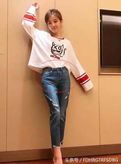 冯提莫各种超短裤大秀美腿，紧身裤勒出“性感形状”！果断存图！